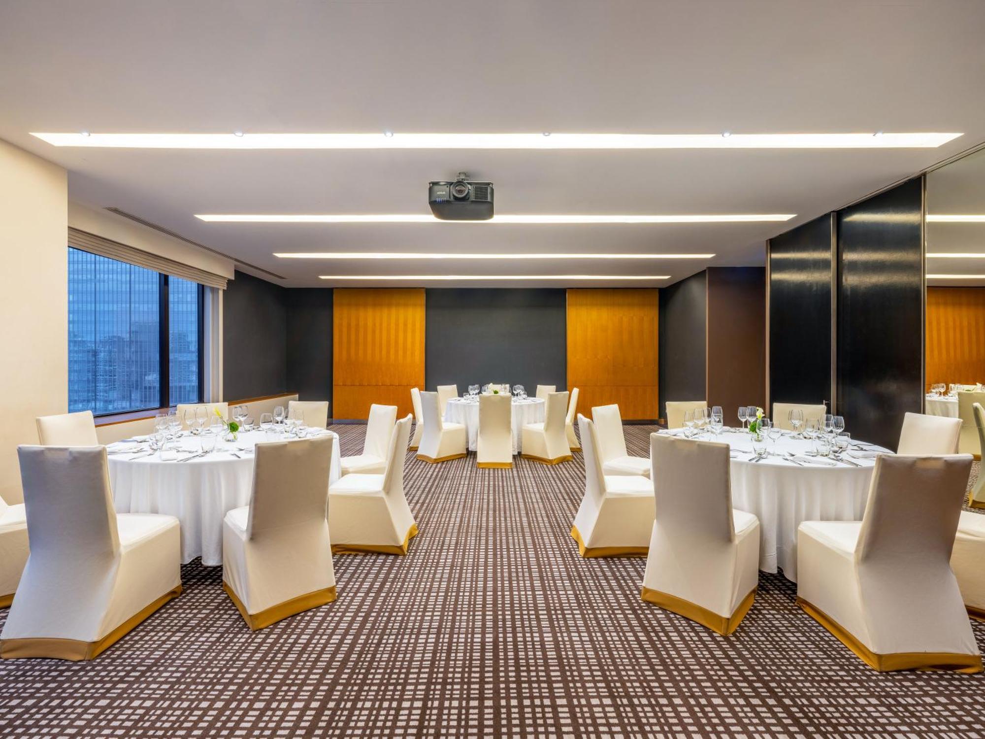Crowne Plaza Bangkok Lumpini Park By Ihg Hotel Exterior photo